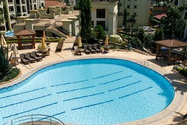 هتل Laburnam Courts Four Bedroom Apartments