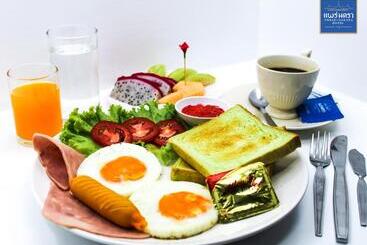 בית מלון כפרי Phrae Nakara