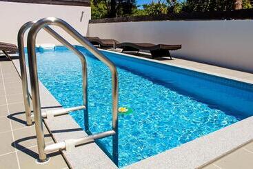בית מלון כפרי Coldio Pool Villas Sumuide