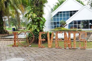 هتل Lake House Resort