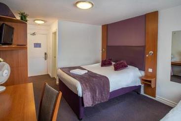 هتل Redwings Lodge Solihull