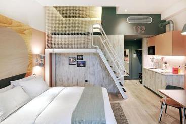 هتل Room2 Southampton Hometel