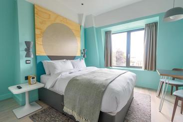 هتل Room2 Southampton Hometel