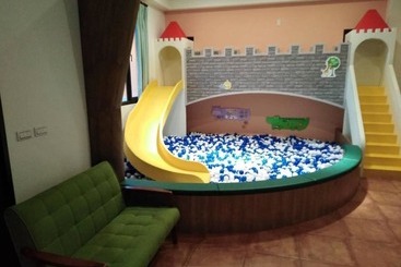 تختخواب و صبحانه Orange Castle