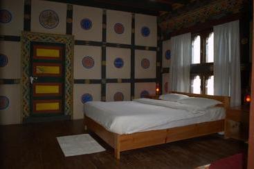 Ama's Village Lodge