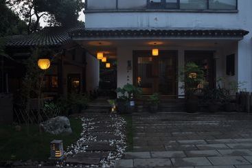 تختخواب و صبحانه Gerhouse