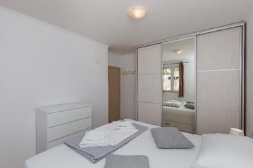 هتل Apartments Villa Dadic