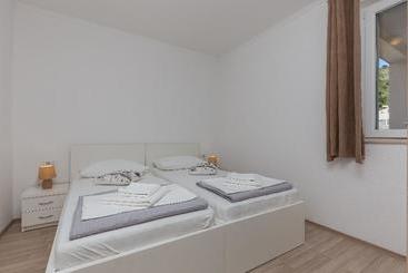 هتل Apartments Villa Dadic
