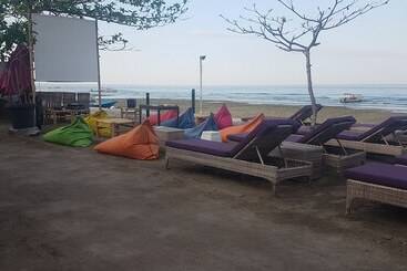בית מלון כפרי Meno Mojo Beach Resort