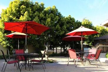 הוסטל Monterey Peninsula Inn