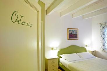 هتل L'orso E L'ape B&b