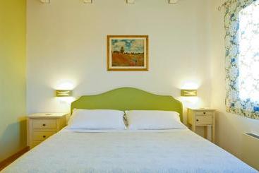 هتل L'orso E L'ape B&b