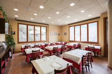 پانسیون Hostal Les Roquetes