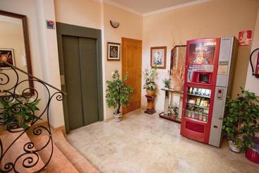 پانسیون Hostal Miguel Y Juani