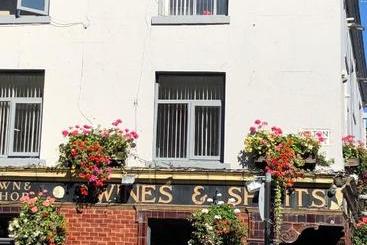 هاستل The Crown & Anchor