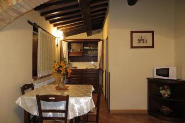 هتل Agriturismo Casale Delle Lucrezie