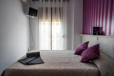 پانسیون Hostal Plaza De Italia