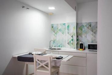 پانسیون Hostal Plaza De Italia