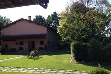 هتل Società Agricola Le More Agriturismo La Dondina