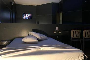Snob Motel
