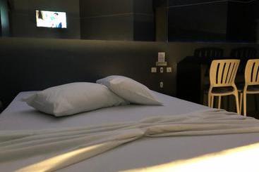 Snob Motel