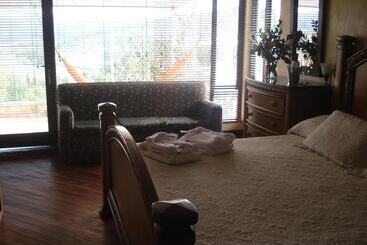 هاستل Miravalle Suites