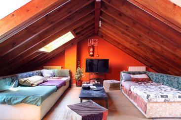 پانسیون Duermevela Hostel