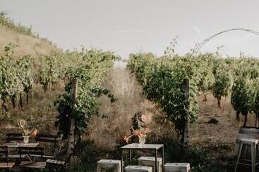 هتل Merumalia Wine Resort