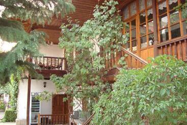 פנסיון Chakarova Guest House