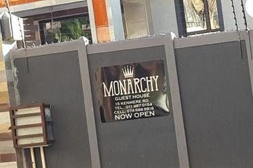 پانسیون Monarchy Guest House