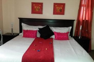 پانسیون Phomolo Guest House
