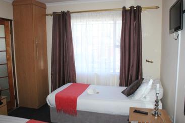 پانسیون Phomolo Guest House