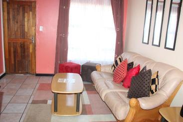 پانسیون Phomolo Guest House