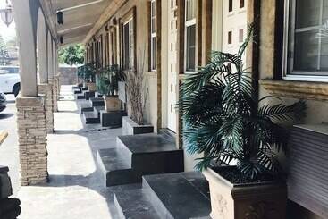 فندق على الطريق Royala Inn