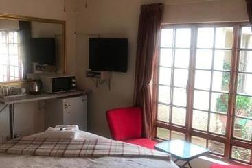 پانسیون Queenspark Lodge