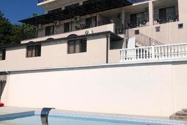 پانسیون White House Chakvi 150 M To The Beach