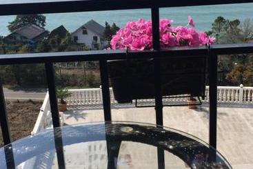 پانسیون White House Chakvi 150 M To The Beach
