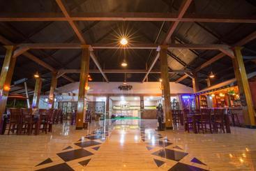 هتل Royal Airstrip  By Phyu Zin Group Of S