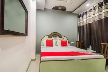 Oyo 28176 Hotel President