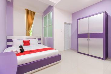 هتل Reddoorz Plus Near Stasiun Bekasi