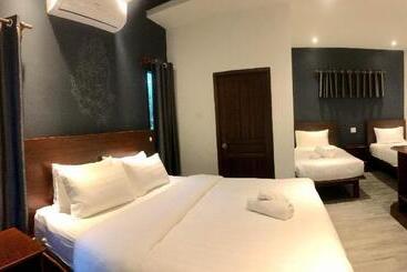 هتل Faraway Suites