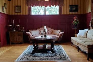 تختخواب و صبحانه The Home Place Inn