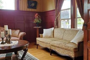 تختخواب و صبحانه The Home Place Inn