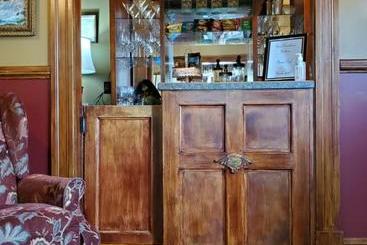 تختخواب و صبحانه The Home Place Inn