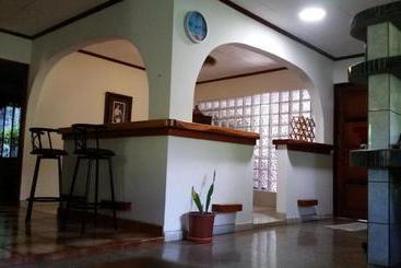 تختخواب و صبحانه Embassy House