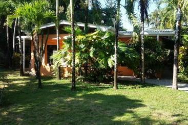 تختخواب و صبحانه Embassy House