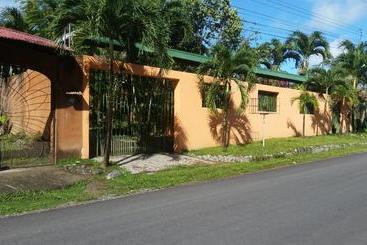 تختخواب و صبحانه Embassy House