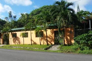 تختخواب و صبحانه Embassy House