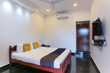 هتل Spot On 23106 Vattekad Tourist Home