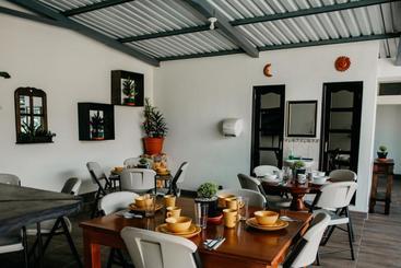 هتل Tropical Inn Poptún